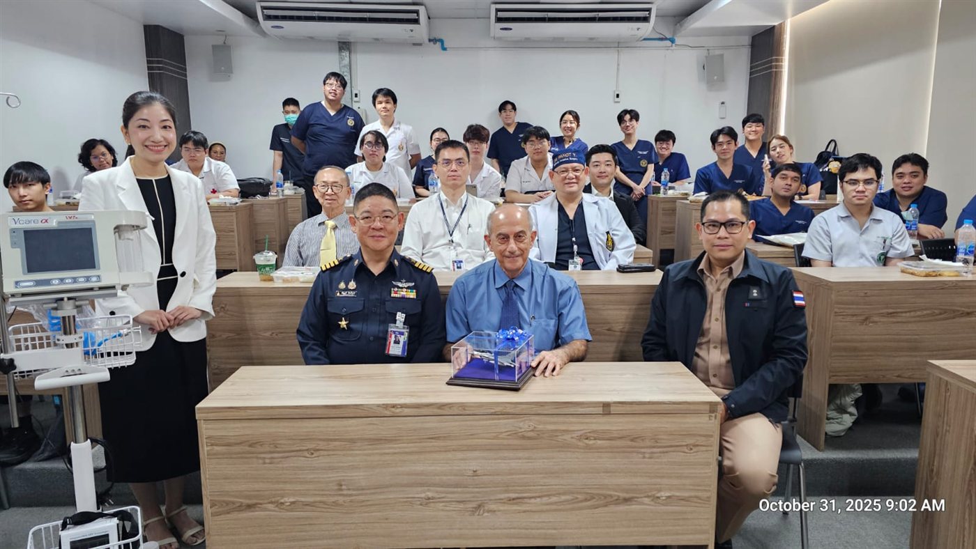 Dr. Topaz teaching the medical service of the Royal Thai Air Force, with the Vcare device